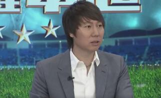 这次他在电影里面饰演“乔帮主”,主要表现的是乔布斯从一名嬉皮士到伟大创业者的过程 费曼客串老爸新戏胖嘟脸可爱 吴镇宇脚踢乔杉耍狠 2016-08-20 香港,19日,吴镇宇连日来在旺角拍摄其自编自导自演新戏,不但用扩音器叫途人帮手在叫cut机时可一起涌上帮手拍戏,而且亦有不少好友探班。