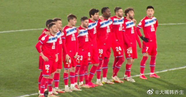 《饥饿游戏2》曝宣传照 劳伦斯涅槃班克斯浓艳 2013-10-30 《饥饿游戏2:星火燎原》即将于11月21日在中国上映,日前,出品方狮门影业发布了一组影片的高清宣传照,詹妮弗·劳伦斯、乔什·哈切森、伊丽莎白·班克斯、吉娜·马隆四位主演在照片中惊艳亮相。